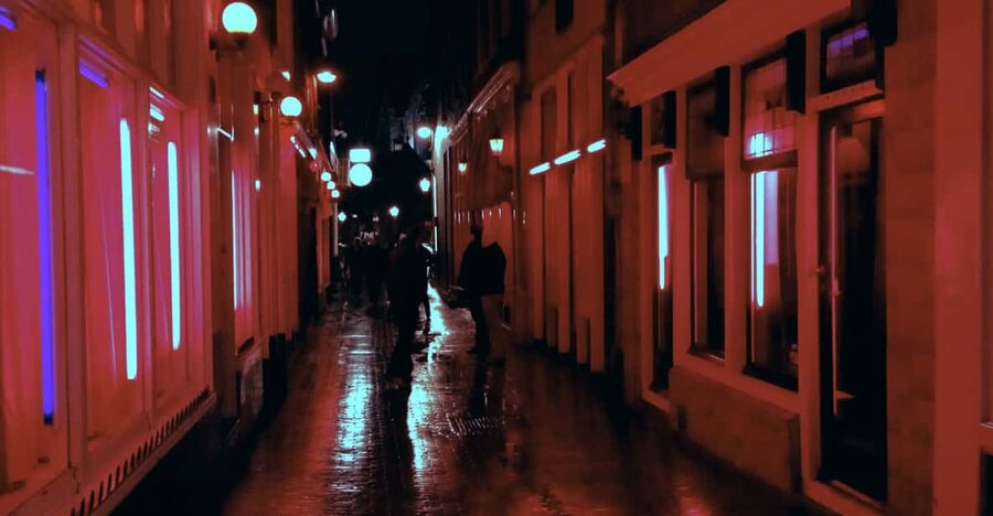 Amsterdam: Private Red Light District Tour in Spanish - Practical advice for making the two hours count