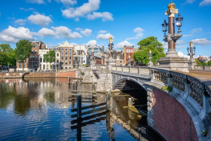 Amsterdam: Private Rembrandt Walking Tour & Optional Museums - Dam Square and the narrow streets of the Old Town