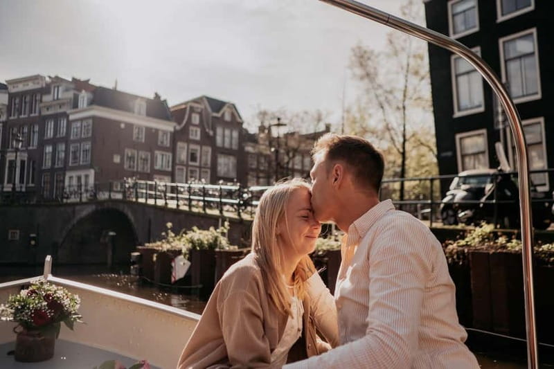Amsterdam: Private Romantic Canal Cruise w. Prosecco/Snacks - The details that matter most