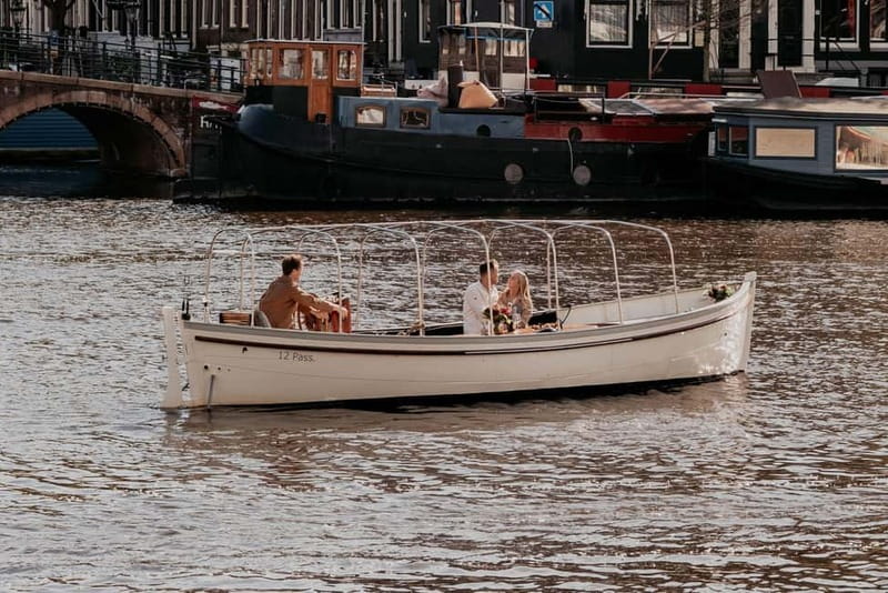 Amsterdam: Private Romantic Canal Cruise w. Prosecco/Snacks - Reguliersgracht and the Seven Bridges of Love