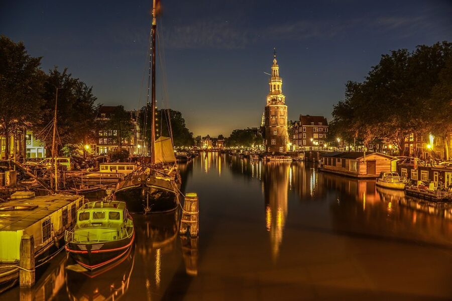 Amsterdam: Private Romantic Evening Boat Tour with Prosecco - Why an evening cruise suits Amsterdam