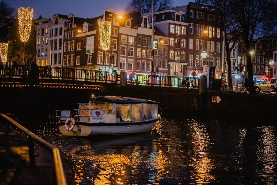 Amsterdam: Private Romantic Evening Boat Tour with Prosecco - Lijnbaansgracht and Prinsengracht