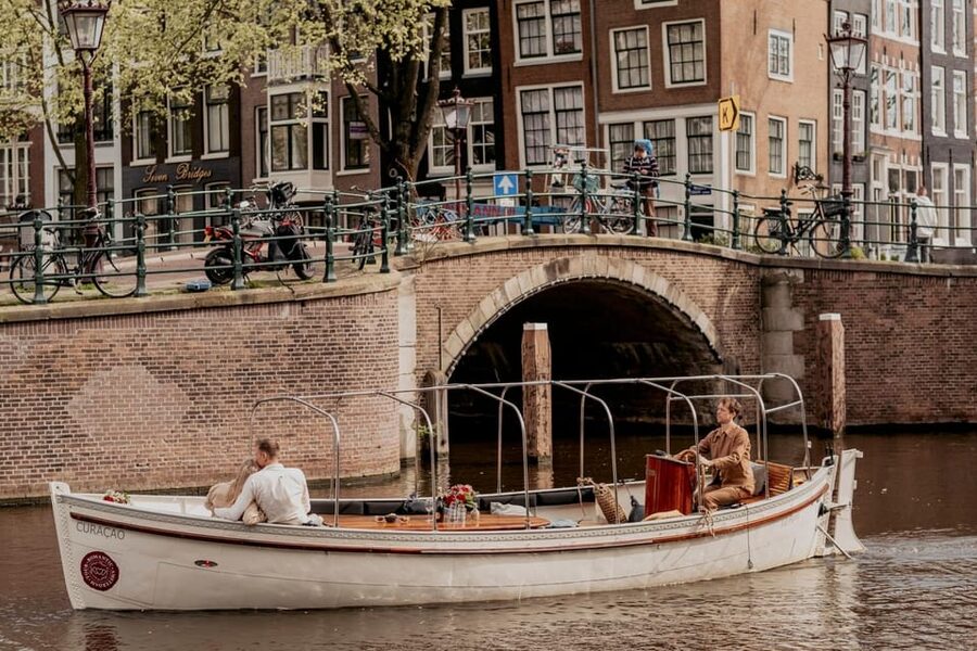 Amsterdam: Private Romantic Evening Boat Tour with Prosecco - The Magere Brug and its evening charm