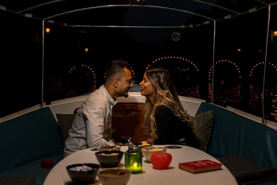 Amsterdam: Private Romantic Evening Boat Tour with Prosecco - Finding the boat at Keizersgracht 401