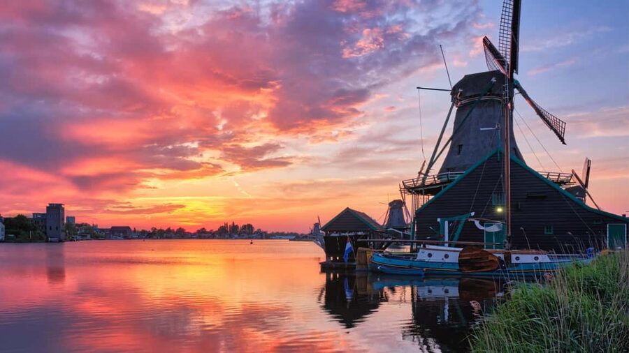Amsterdam: Private Tour Giethoorn, Zaanse Schans Local Guide - The guide can shape the day