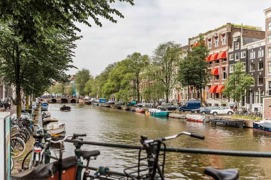 Amsterdam: Private Walking Tour of Jordaan & De 9 Straatjes - Why this private walk works better than a standard city tour