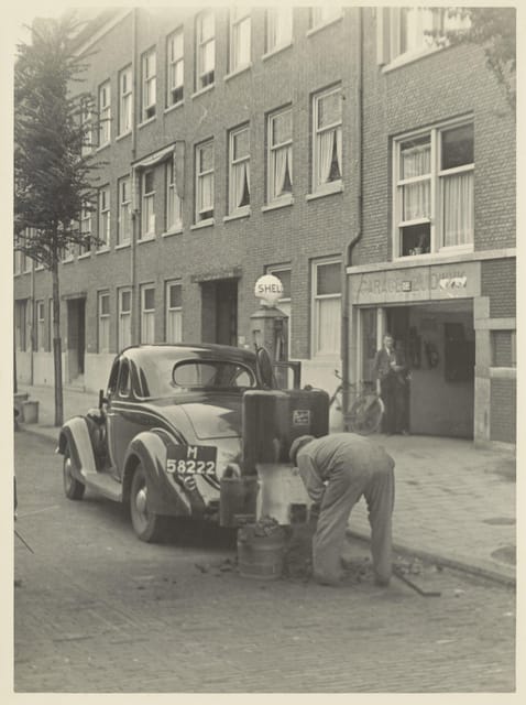 Amsterdam: Private World War Two History Walking Tour - Seeing the German army enter Amsterdam