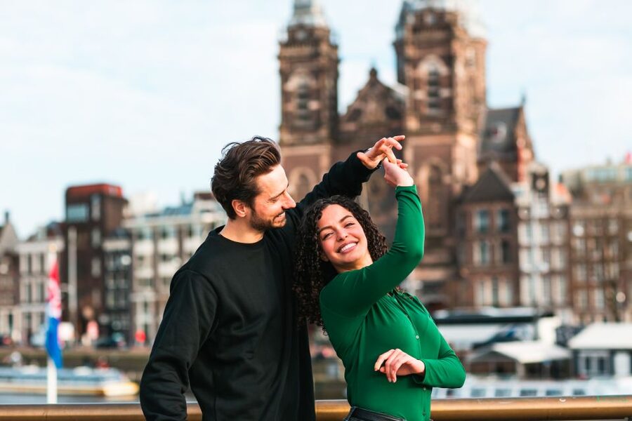 Amsterdam: Professional photoshoot at Centraal Station - Cancellation and Booking Flexibility