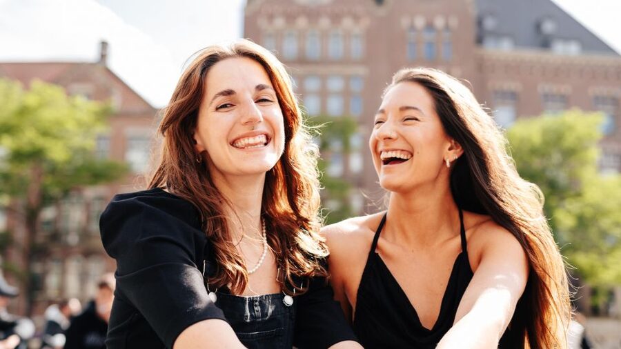Amsterdam: Professional photoshoot at Dam Square. - The 30 to 45 minute photo session