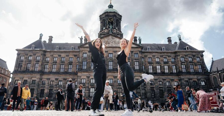 Amsterdam: Professional photoshoot at Dam Square. - Receiving your edited Amsterdam photographs