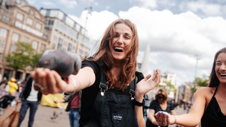 Amsterdam: Professional photoshoot at Dam Square. - The best fit for this experience