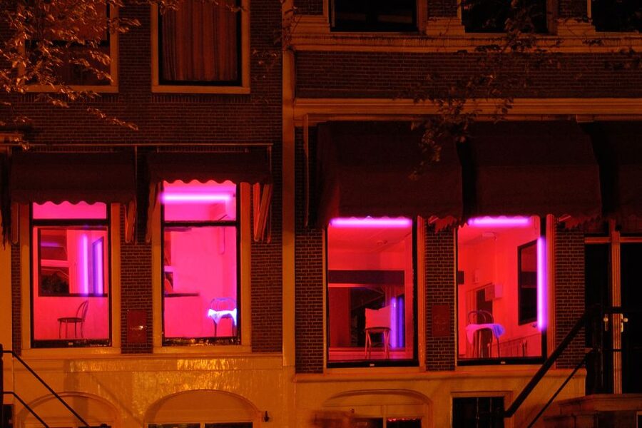 Amsterdam: Red Light District 1-hour Smartphone Audio Tour - Dam Square: Begin Where Amsterdam Took Shape