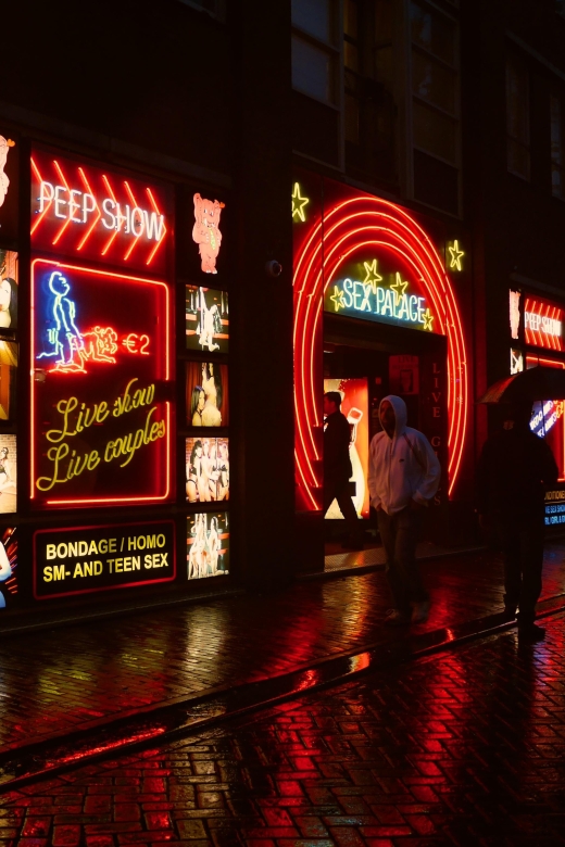 Amsterdam: Red Light District and Coffeeshop Culture Tour - Starting with old Amsterdam instead of neon signs