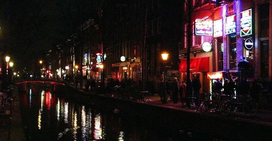 Amsterdam: Red Light District and Coffeeshop tour - Why this neighborhood needs a guide