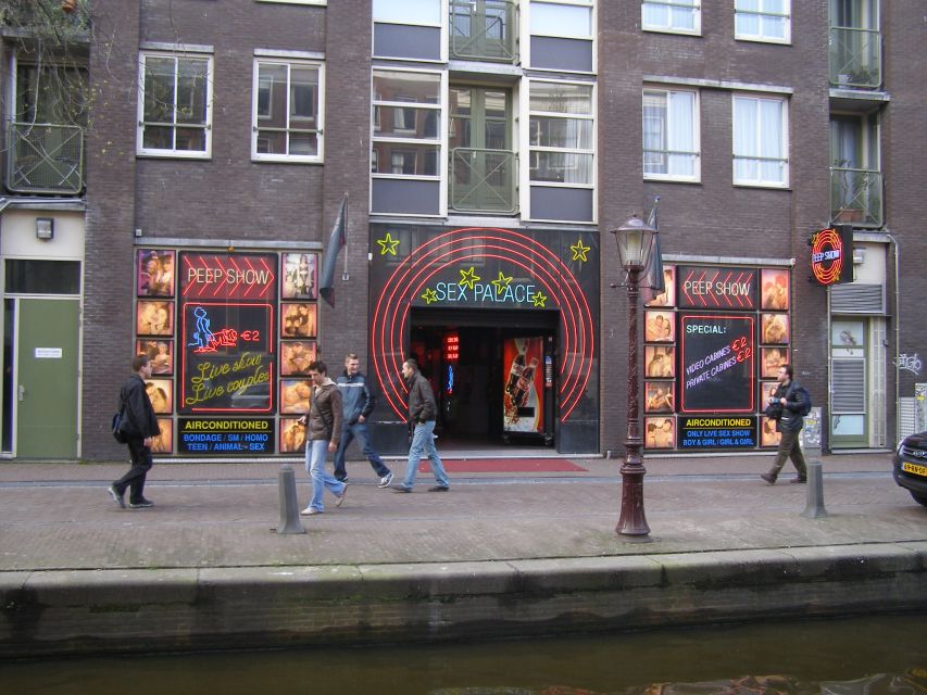 Amsterdam: Red Light District and Coffeeshop tour - Narrow streets, old pubs, and memorable landmarks