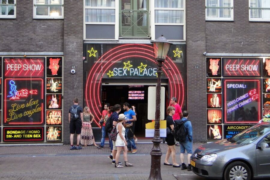 Amsterdam: Red Light District and Local Pub Tour - Zeedijk Street and the narrowest lane