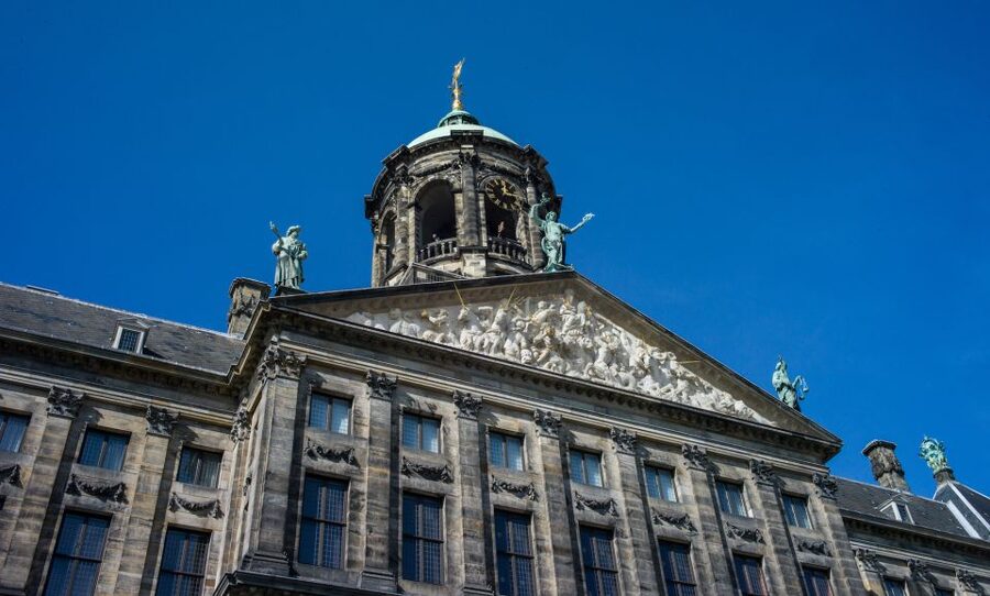 Amsterdam: Red Light District & City Tour German or English - The Red Light District, explained without cheap thrills