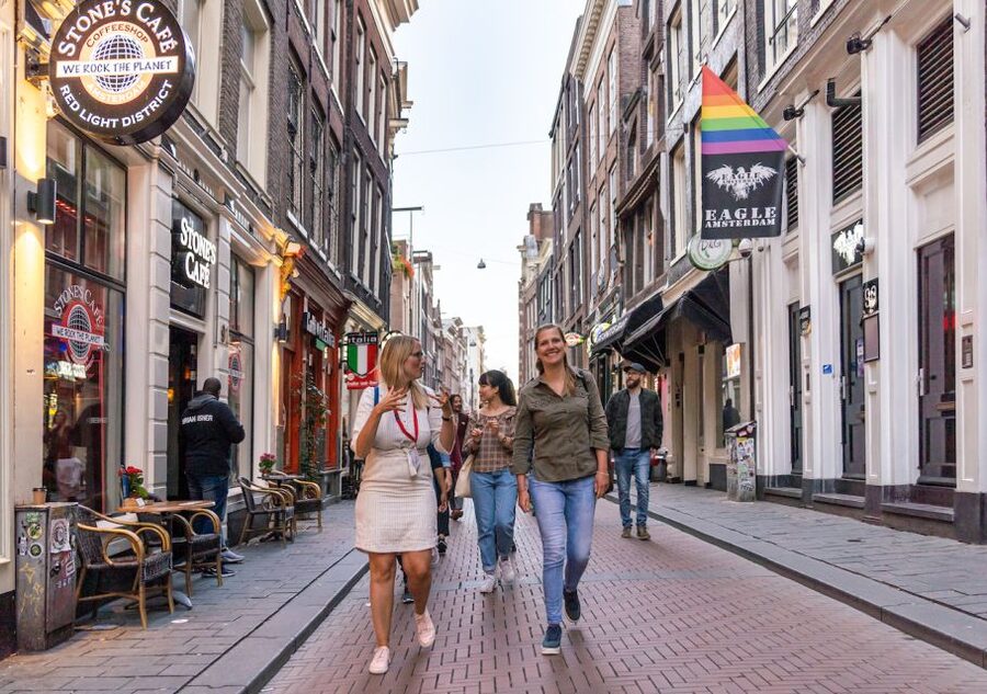 Amsterdam: Red Light District & City Tour German or English - Centraal Station, Chinatown, and the city’s changing character