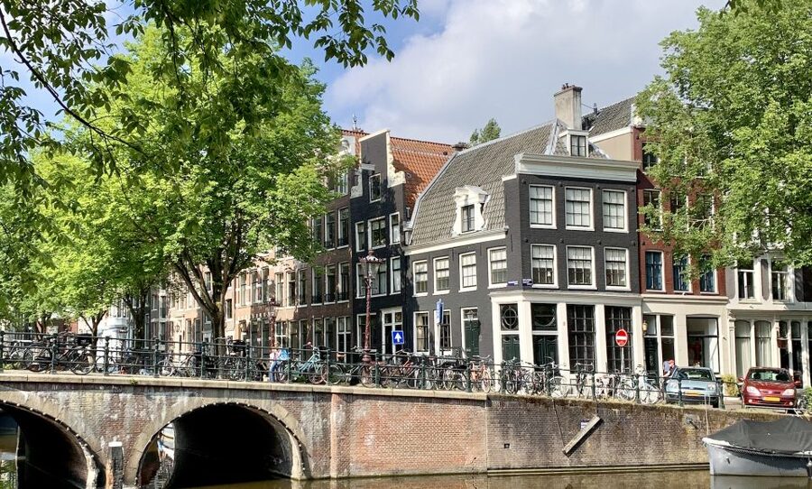 Amsterdam: Red Light District & City Tour German or English - The Jolly Joker, coffee shop culture, and Nieuwmarkt