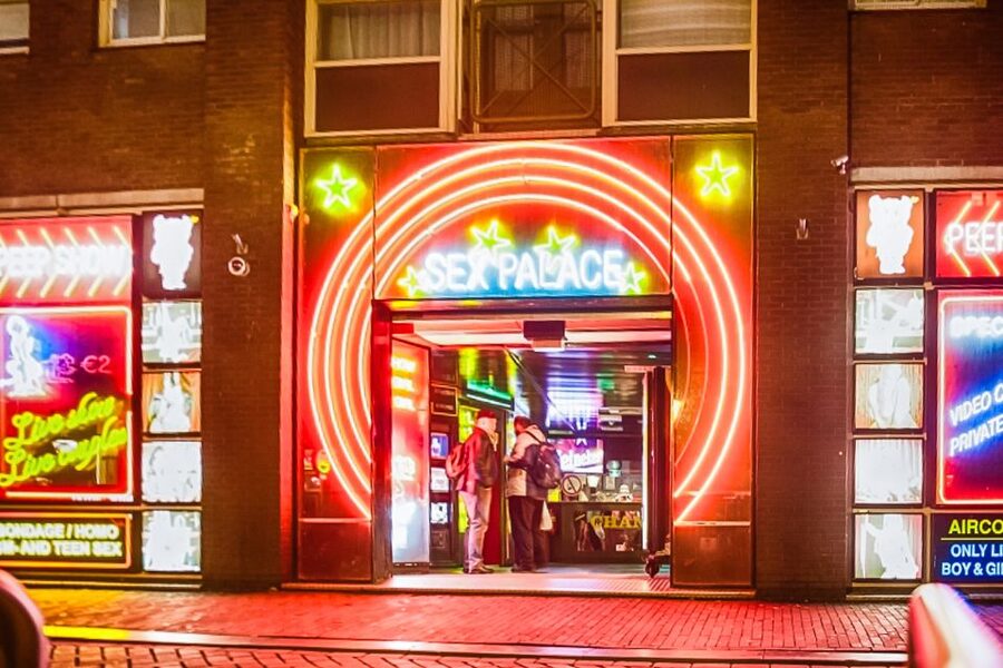 Amsterdam Red Light District & Coffee Shop Tour - Why this Amsterdam tour is more than a red-light stroll