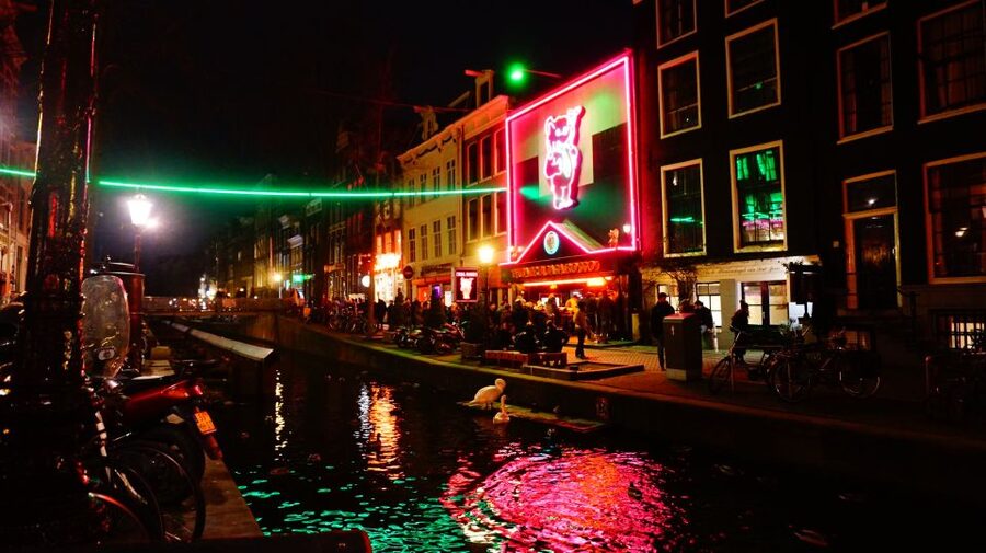 Amsterdam: Red Light District Exclusive Night Tour - Why this tour works well on a first evening