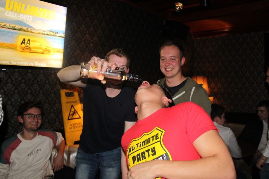 Amsterdam: Red-Light District Pub Crawl and Booze Boat Tour - The guides can shape the whole night