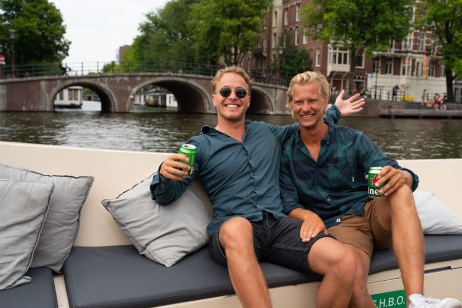 Amsterdam: Red-Light District Pub Crawl and Booze Boat Tour - What the Amsterdam canals add to the day