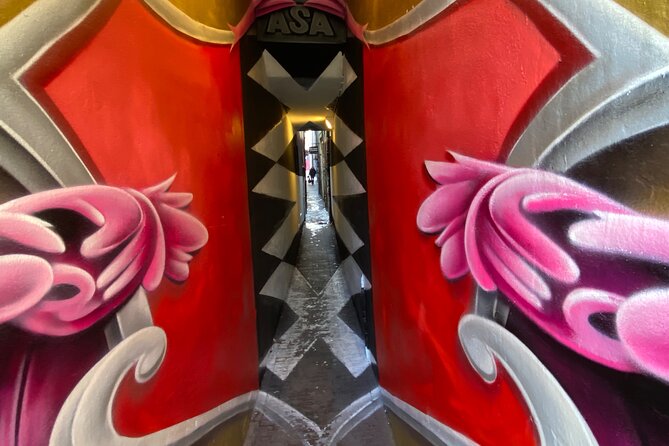 Amsterdam Red Light District: Serene and Other! - Schreierstoren adds a historic landmark