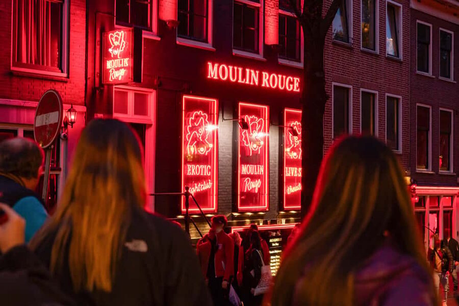 Amsterdam: Red Light District Tour in German/English/Italian - The Oude Kerk and Amsterdam’s sharpest contradiction