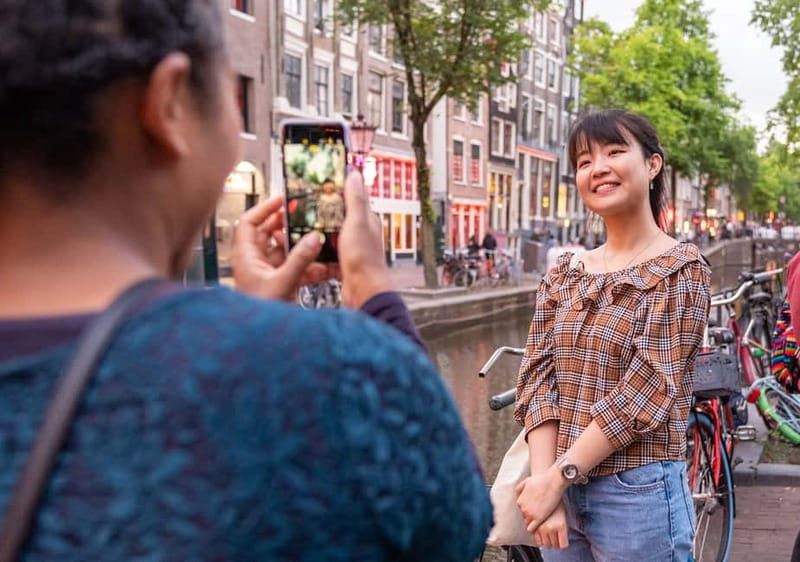 Amsterdam: Red Light District Tour in German/English/Italian - Coffeeshop politics at The Jolly Joker