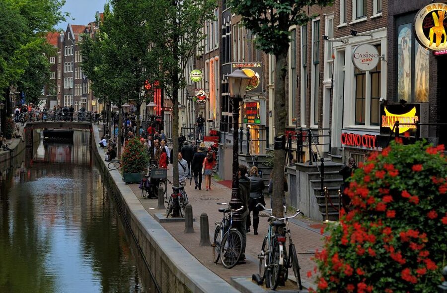 Amsterdam Red Light District tour with a local guide - Reaching the Old Church and the district’s center