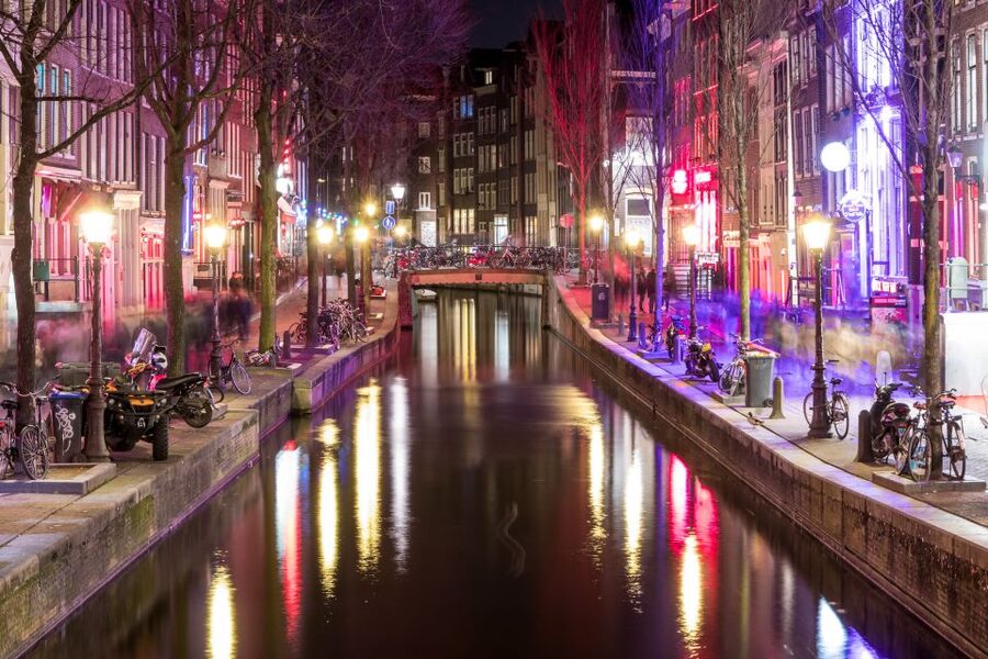 Amsterdam: Red Light District walking tour - Seeing the red windows without missing the bigger story