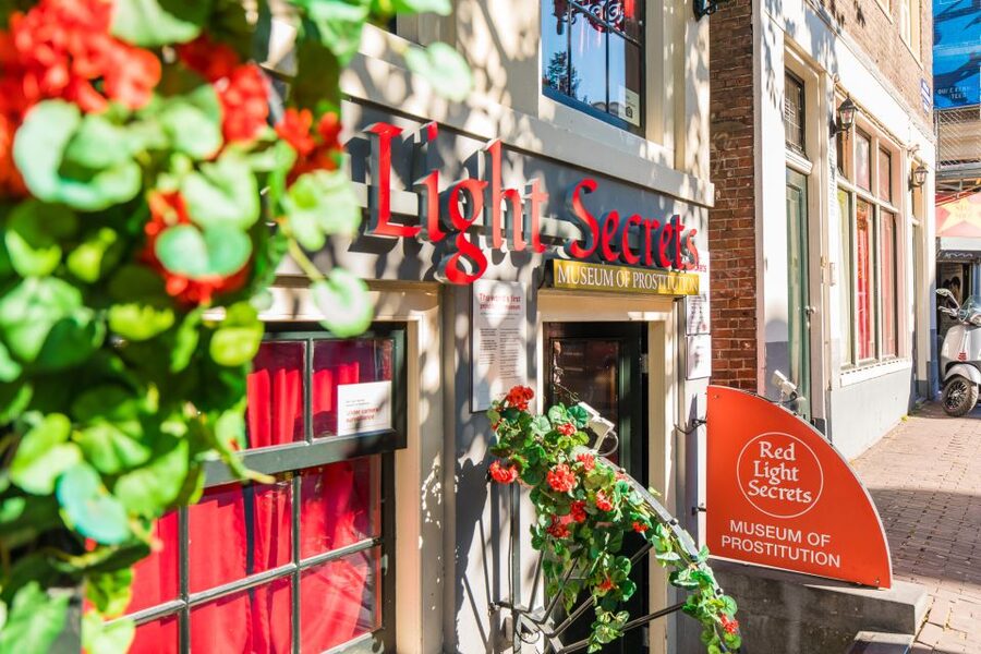 Amsterdam: Red Light Secrets Museum and 1-Hour Canal Cruise - What the $31 price really covers