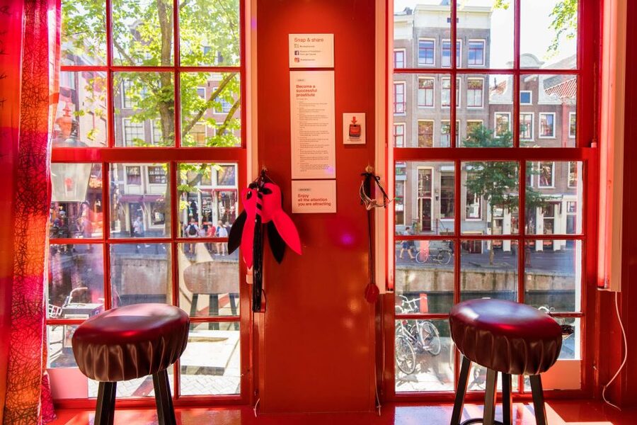 Amsterdam: Red Light Secrets Museum and 1-Hour Canal Cruise - Audio, language, and comfort details