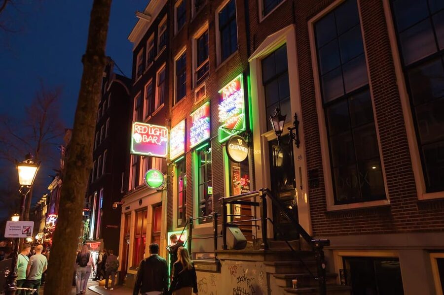 Amsterdam: Red Light Tour Exclusive + Peep Show - Dancing Houses and the bronze artwork