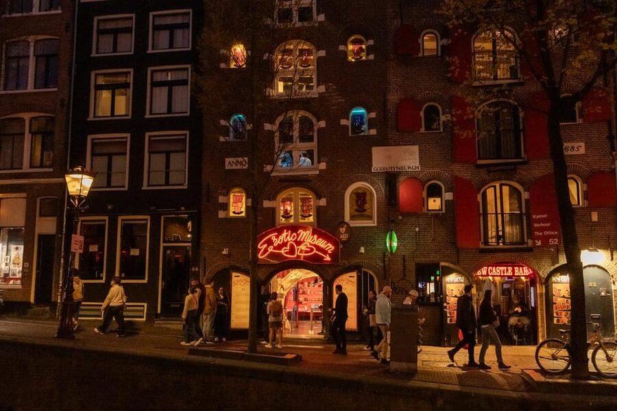 Amsterdam: Red Light Tour Exclusive + Peep Show - The guide makes or breaks the experience