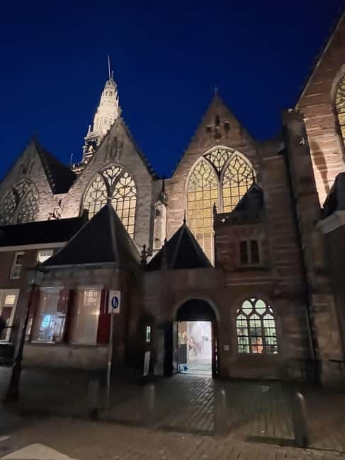 Amsterdam: Red light tour in German/English for groups of 4 people or more - Language, tone, and the guide’s role