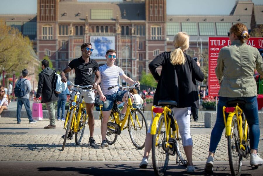 Amsterdam: Relaxed City Highlights Guided Bike Tour - Key points at a glance