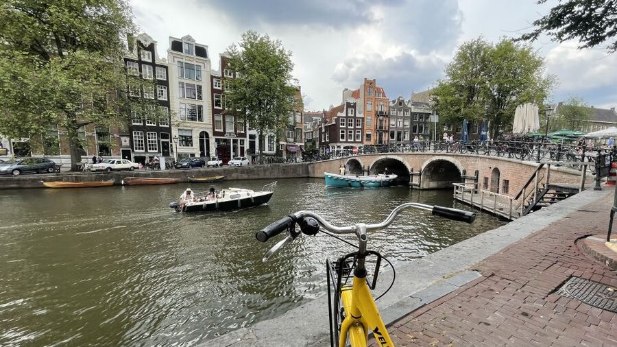 Amsterdam: Relaxed City Highlights Guided Bike Tour - The Magere Brug and the return through the canals