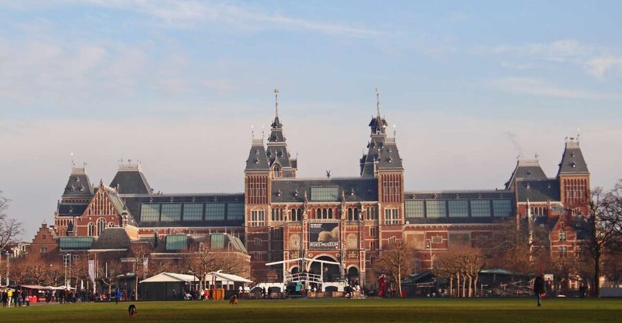 Amsterdam: Rijksmuseumtour incl. Ticket German or English - Entering the Rijksmuseum’s neo-Gothic building