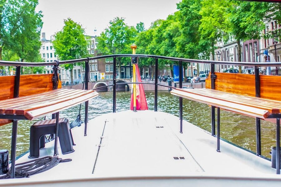 Amsterdam: Small-Group Canal Cruise incl. Drinks and Snacks - What you eat and drink on board
