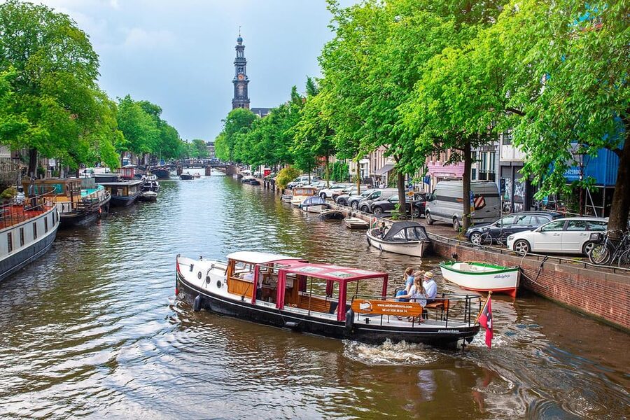 Amsterdam: Small-Group Canal Cruise incl. Drinks and Snacks - Boarding at Keizersgracht 196