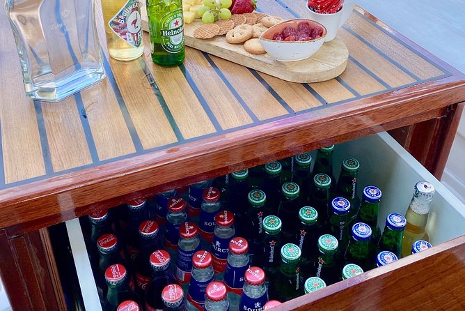 Amsterdam Small-Group Canal Cruise Including Snacks and Drinks - Daylight, evening lights, and the best departure time