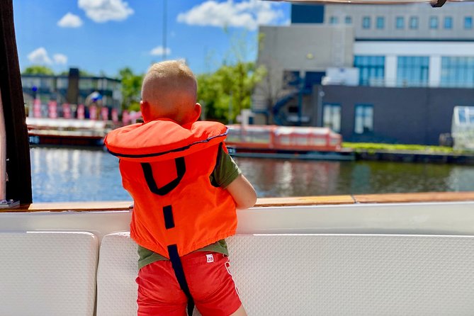 Amsterdam Small-Group Canal Cruise Including Snacks and Drinks - What the guiding is really like