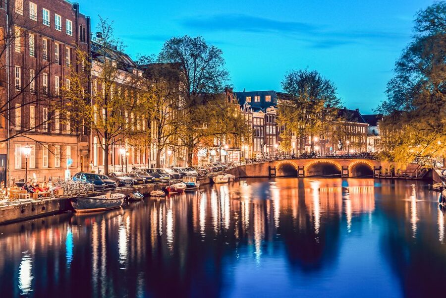 Amsterdam: Smoke and Lounge City Boat Cruise - Who should book this Amsterdam cruise?