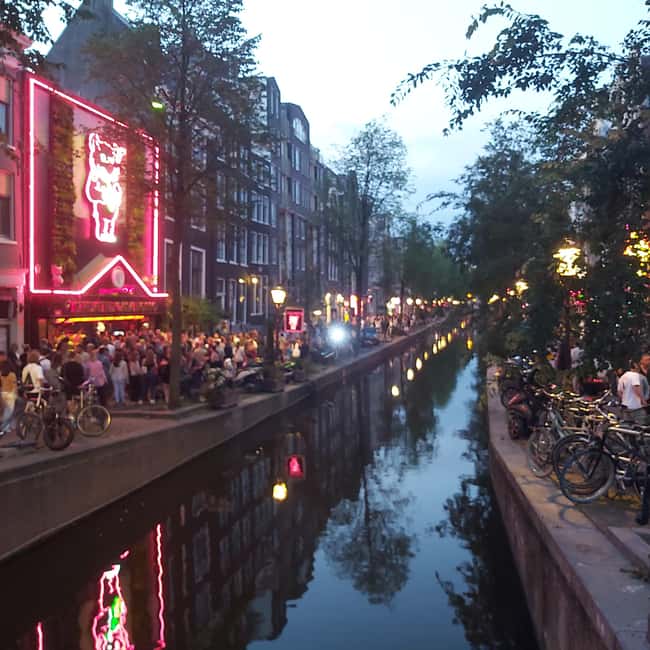 Amsterdam: Spanish Tour Unmasking the Redlight District - Zeedijk and Amsterdam’s maritime character