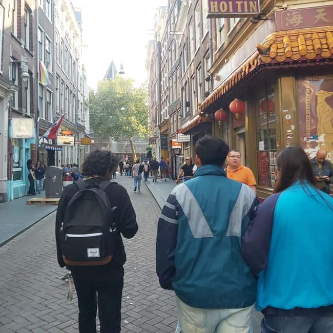 Amsterdam: Spanish Tour Unmasking the Redlight District - St. Nicholas Basilica and the first photo stops