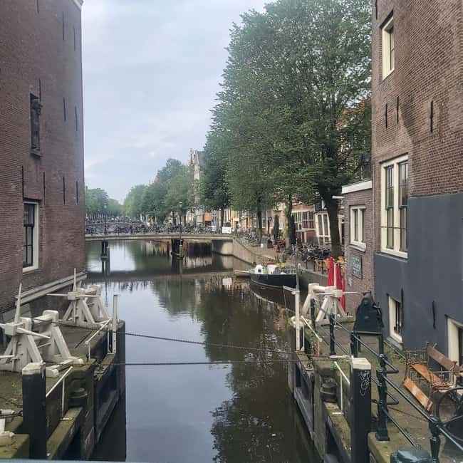Amsterdam: Spanish Tour Unmasking the Redlight District - Nieuwmarkt Square and De Waag