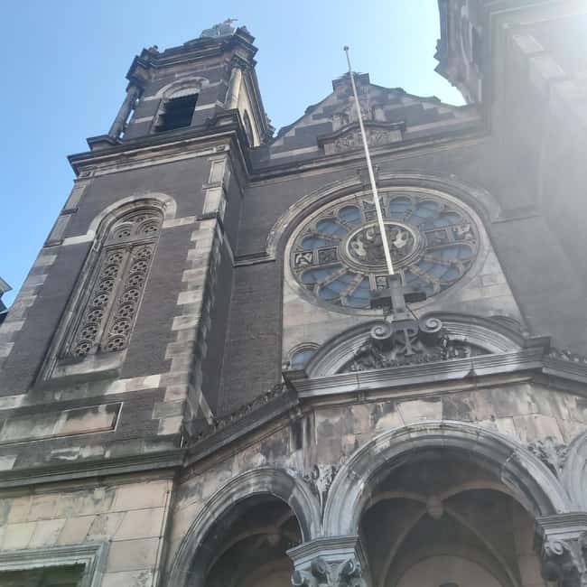 Amsterdam: Spanish Tour Unmasking the Redlight District - Warmoesstraat and the tucked-away stop