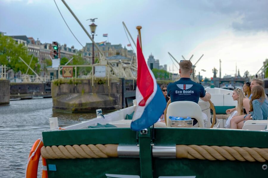 Amsterdam: The Newest Canal Cruise with Drink Option - The guides make the difference